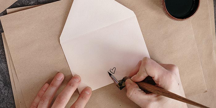 DIY : comment fabriquer une enveloppe en papier ? 